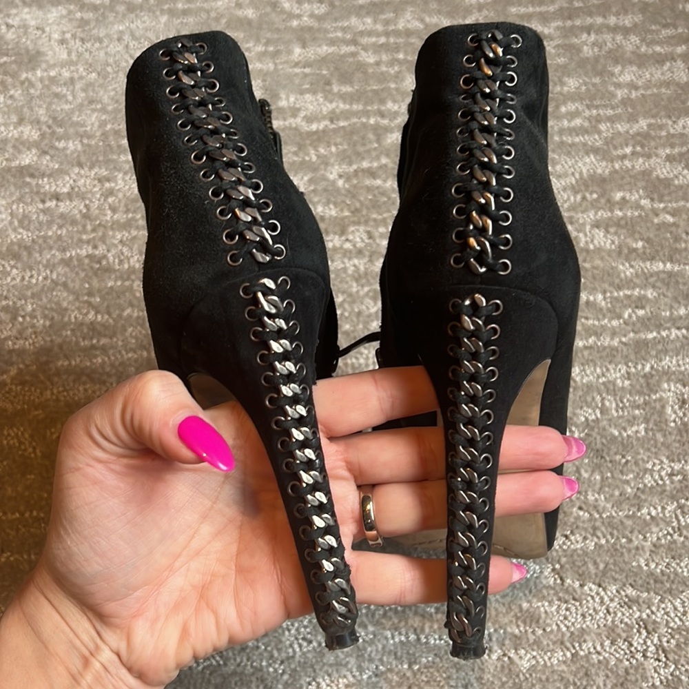 Vince Camuto Cannon suede leather booties with chain design sz 8